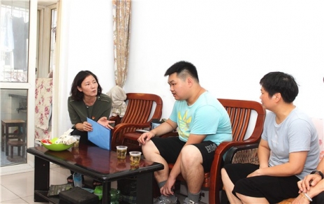 結對社區(qū)困難家庭，持續(xù)開展資助助學