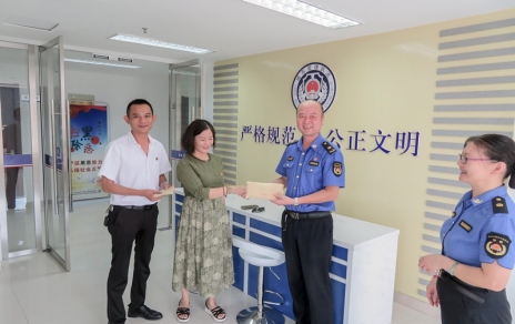 助人危困關(guān)愛社會(huì)，這是一種特別的擔(dān)當(dāng)