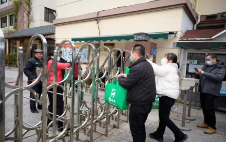 一份情驅(qū)散嚴(yán)寒，一片心常駐公益